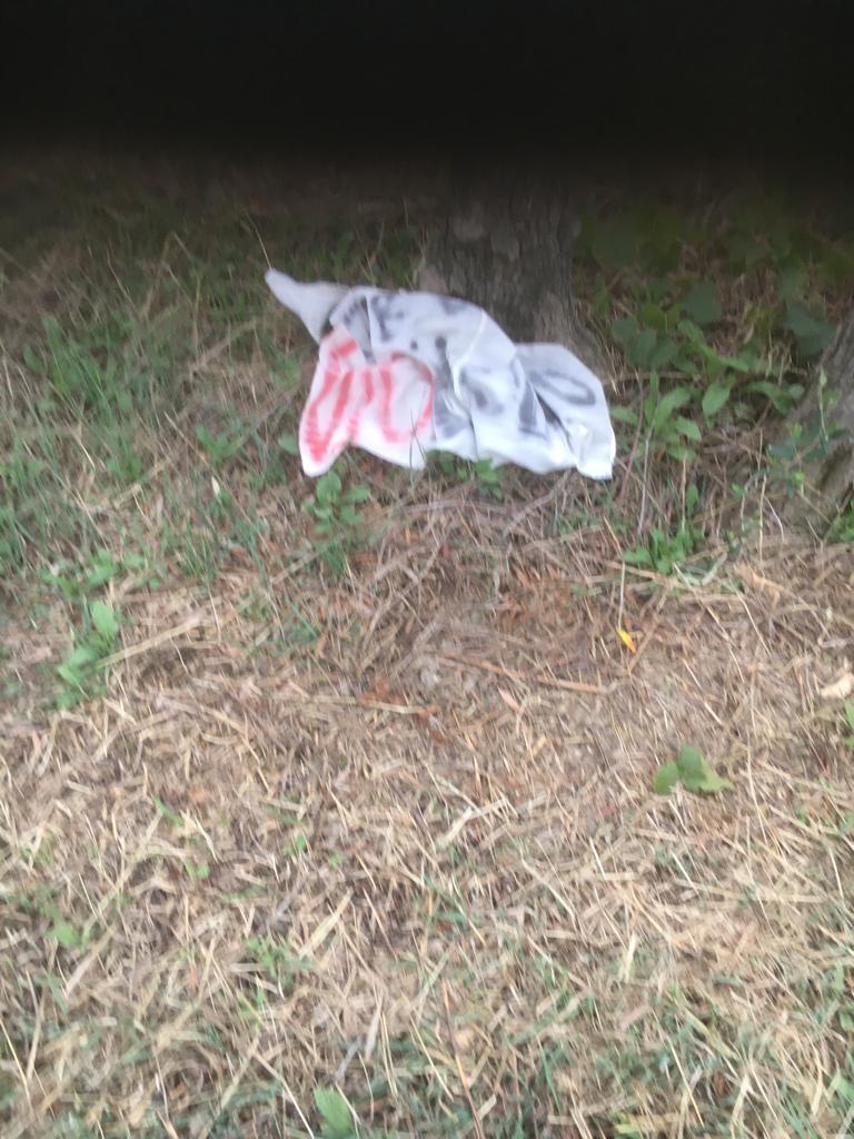 Lo striscione strappato del comitato che si oppone alla realizzazione del forno crematorio