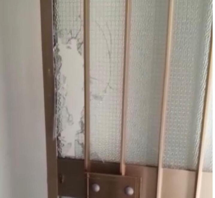 Prende a morsi i vicini brandendo una pinza: «Così l’abbiamo fermata» 