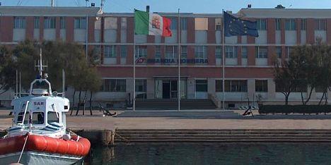 Scialuppe inservibili e equipaggio non addestrato: bloccata a Porto Torres una nave mercantile
