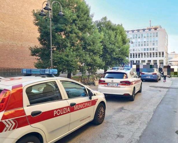 Bivacco in piazza Grande, due multati e 50 identificati