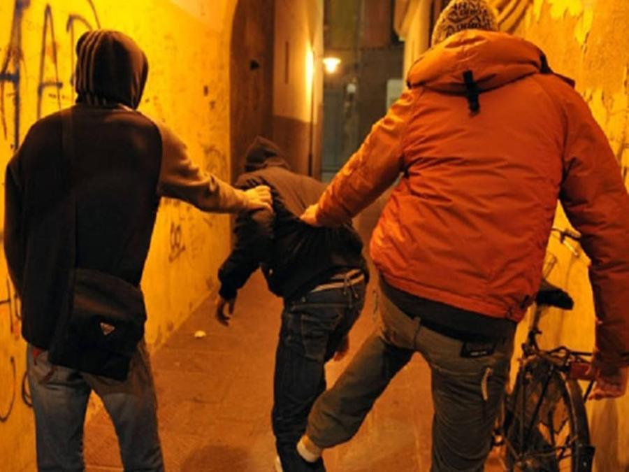 Un’altra banda di baby rapinatori. «Dacci i soldi o non ne esci vivo»
