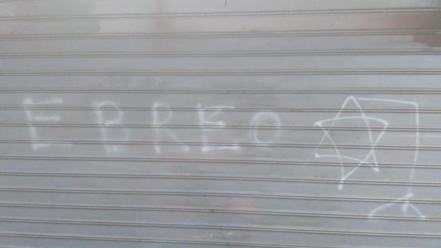 
	La scritta apparsa sulla saracinesca

