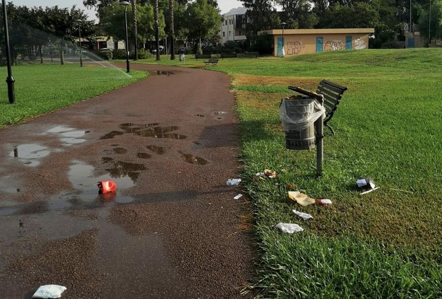 
	Rifiuti abbandonati al parco Fausto Noce e sullo sfondo i bagni chiusi da anni&nbsp;

