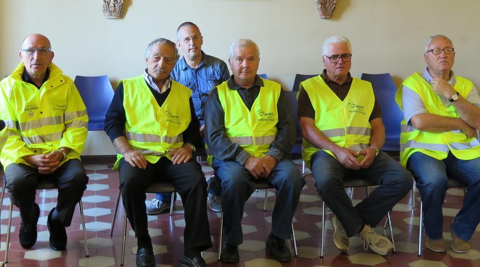 Agliana, di fronte a scuola ritorna il «nonno vigile» 