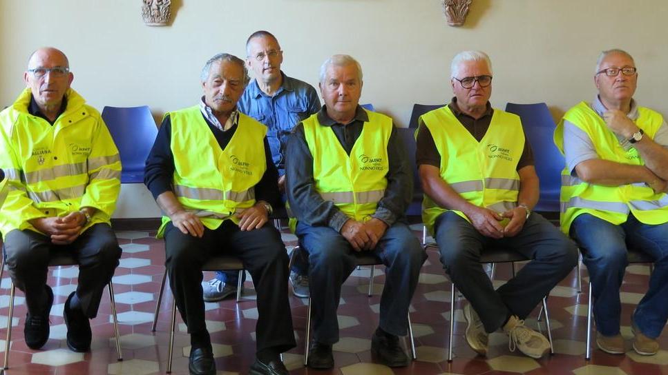 Agliana, di fronte a scuola ritorna il «nonno vigile»
