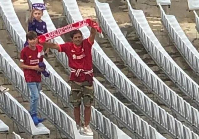 
	Il tifoso della Fiorentina che ha indossato la maglia del Liverpool allo stadio Franchi nel giorno del match con la Juventus&nbsp;

