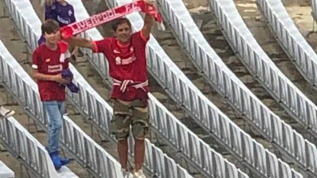 Il tifoso della Fiorentina che ha indossato la maglia del Liverpool allo stadio Franchi nel giorno del match con la Juventus 