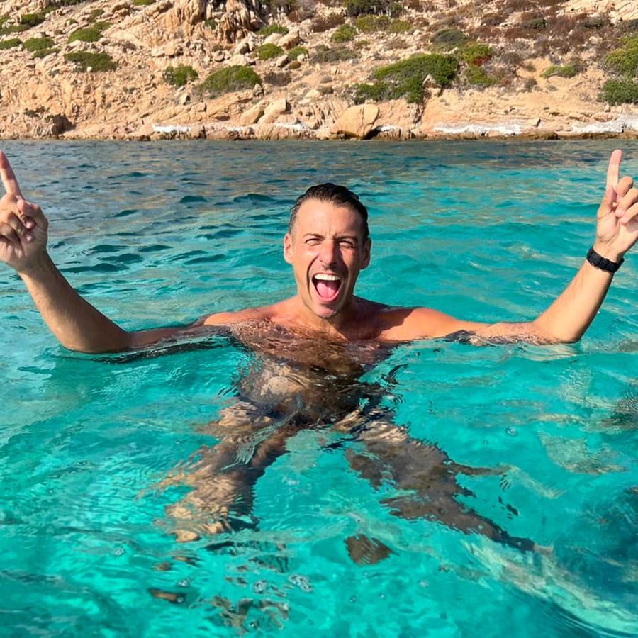 Francesco Gabbani festeggia i suoi primi 40 anni nel mare gallurese