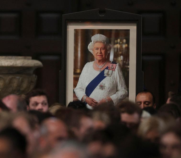 I sudditi “sardi” salutano la Regina: «È stata l’ultima vera monarca» 