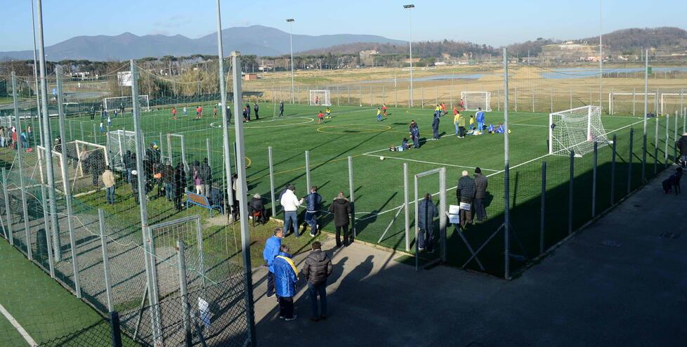 Una partita in uno dei campi da calcio della società Oltrera