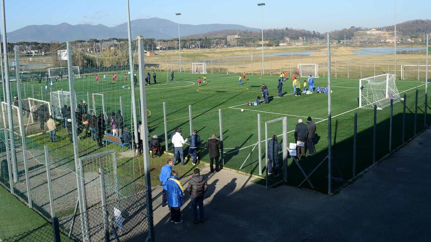 Una partita in uno dei campi da calcio della società Oltrera