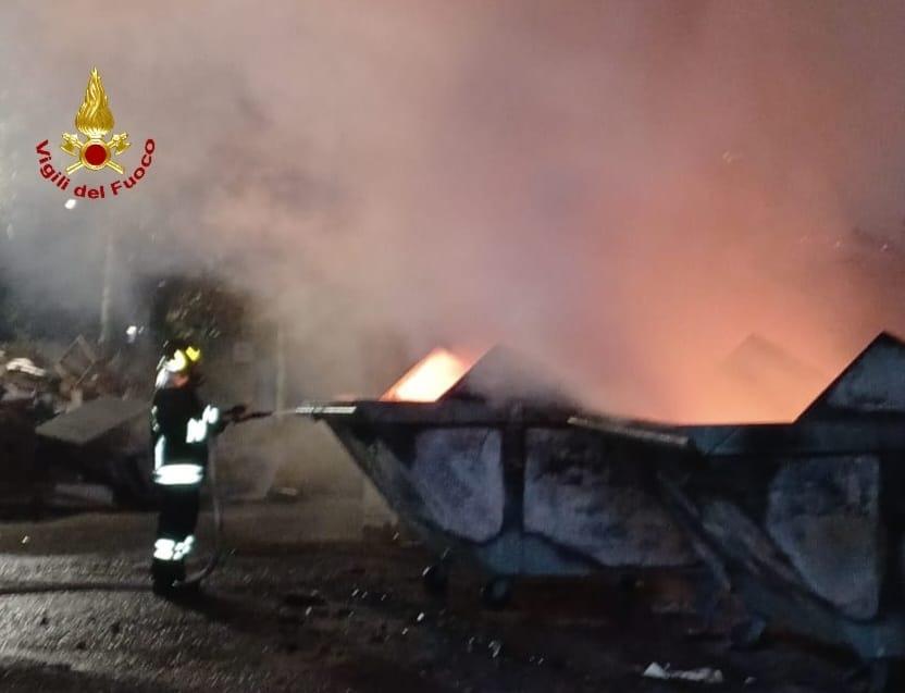 Fiamme all’isola ecologica, notte di lavoro per i vigili del fuoco
