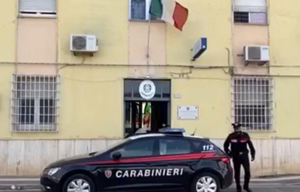 Massacra di botte la madre per farsi dare soldi per la droga e l’alcol