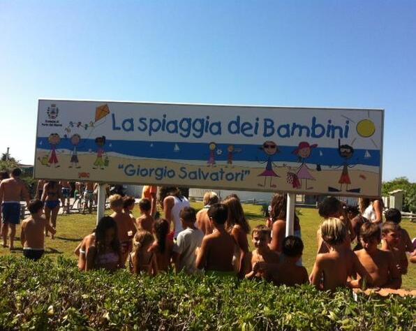 A Forte dei Marmi la campanella suona in spiaggia: bambini a lezione tra le dune 