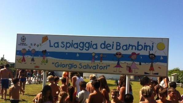 A Forte dei Marmi la campanella suona in spiaggia: bambini a lezione tra le dune
