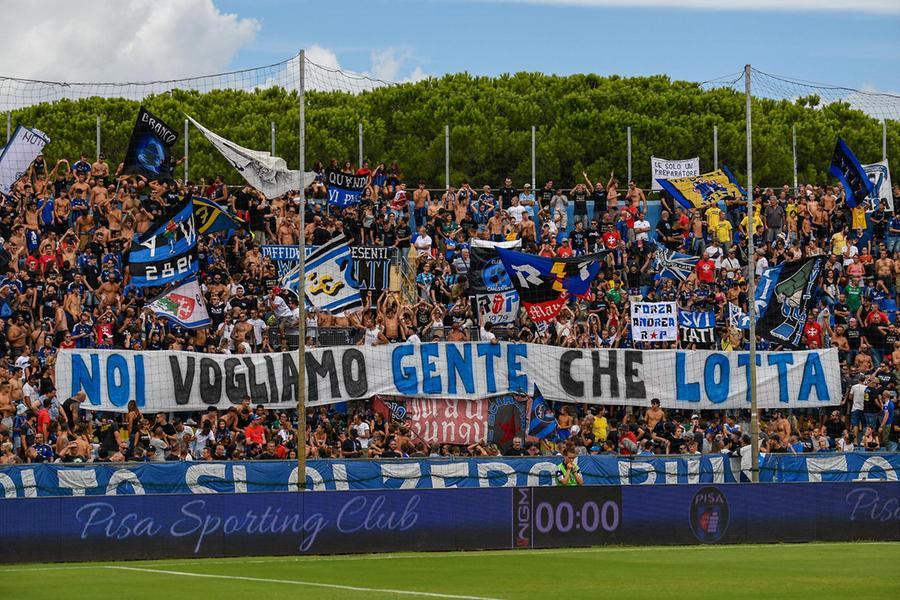 
	Lo striscione esposto dai tifosi del Pisa prima del match contro la Reggina


