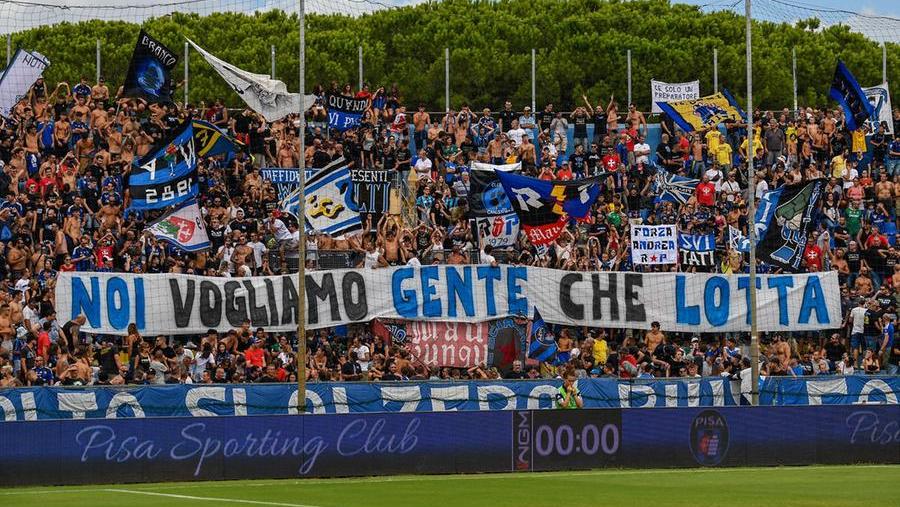Lo striscione esposto dai tifosi del Pisa prima del match contro la Reggina