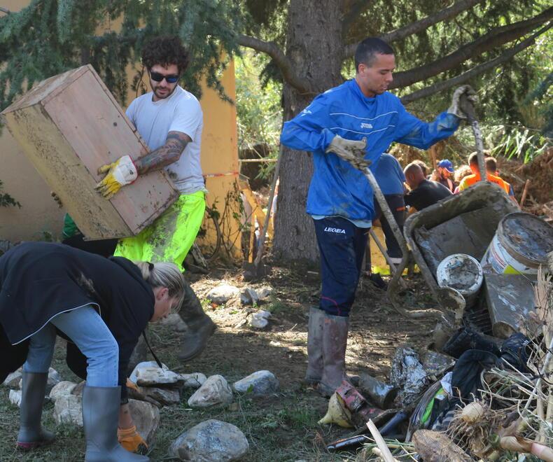 Alluvione a Livorno, il bimbo motoso: "Dentro avevamo il fuoco di doverci rendere utili"