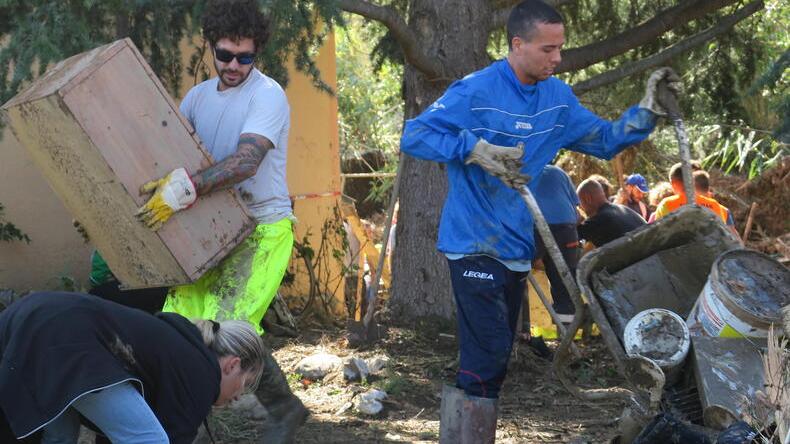 Alluvione a Livorno, il bimbo motoso: "Dentro avevamo il fuoco di doverci rendere utili"