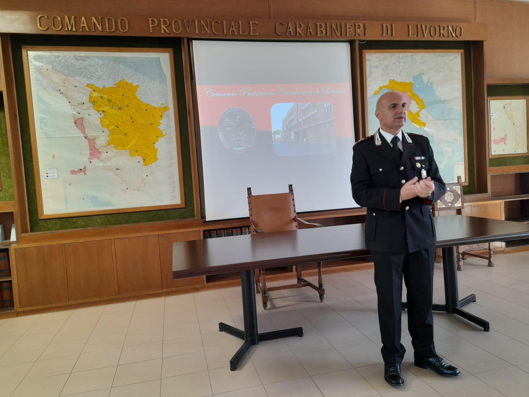Il tenente colonnello Armando Ago durante il saluto alla città