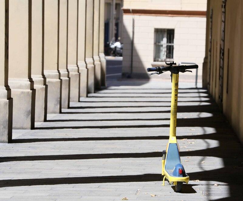 Modena. Schianto in monopattino in via Pancaldi. Una 18enne è gravissima 