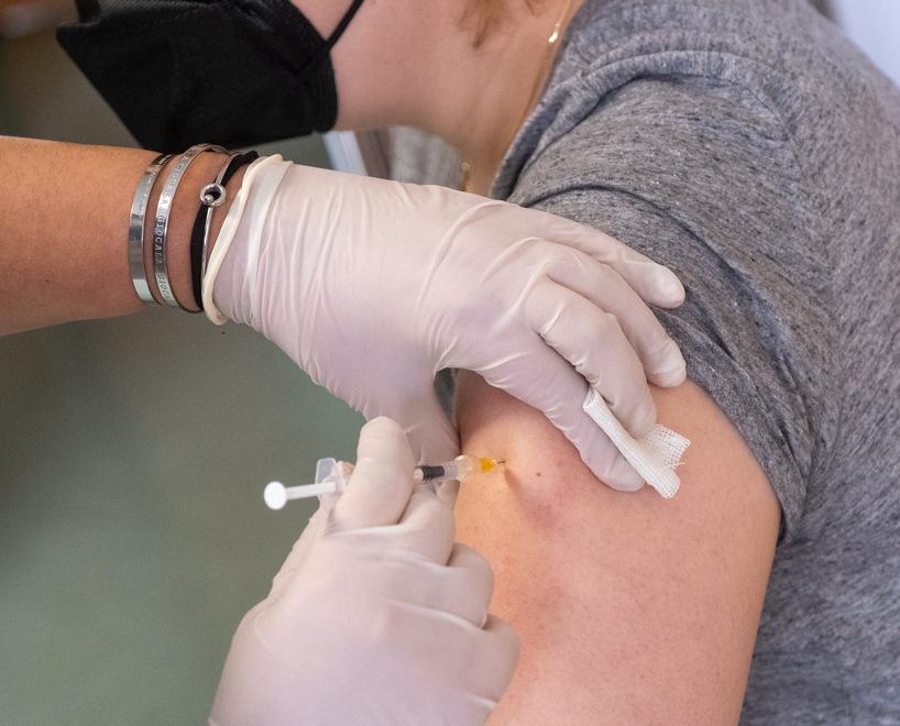Covid, c’è il vaccino anti-Omicron: a chi è destinato e come riceverlo