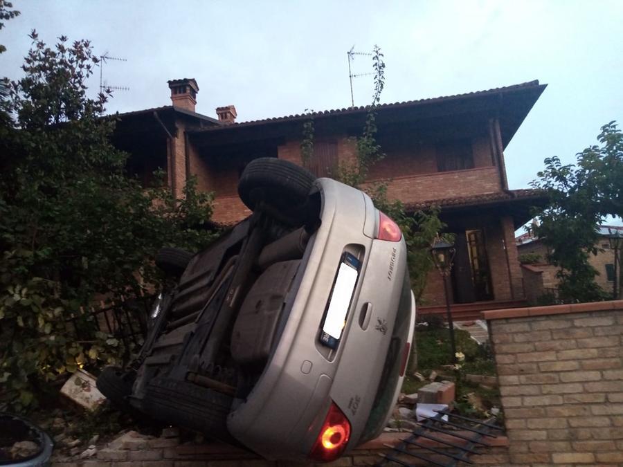 Castelvetro. Auto Si Schianta Contro Il Muro Di Una Casa E Lo Sfonda ...