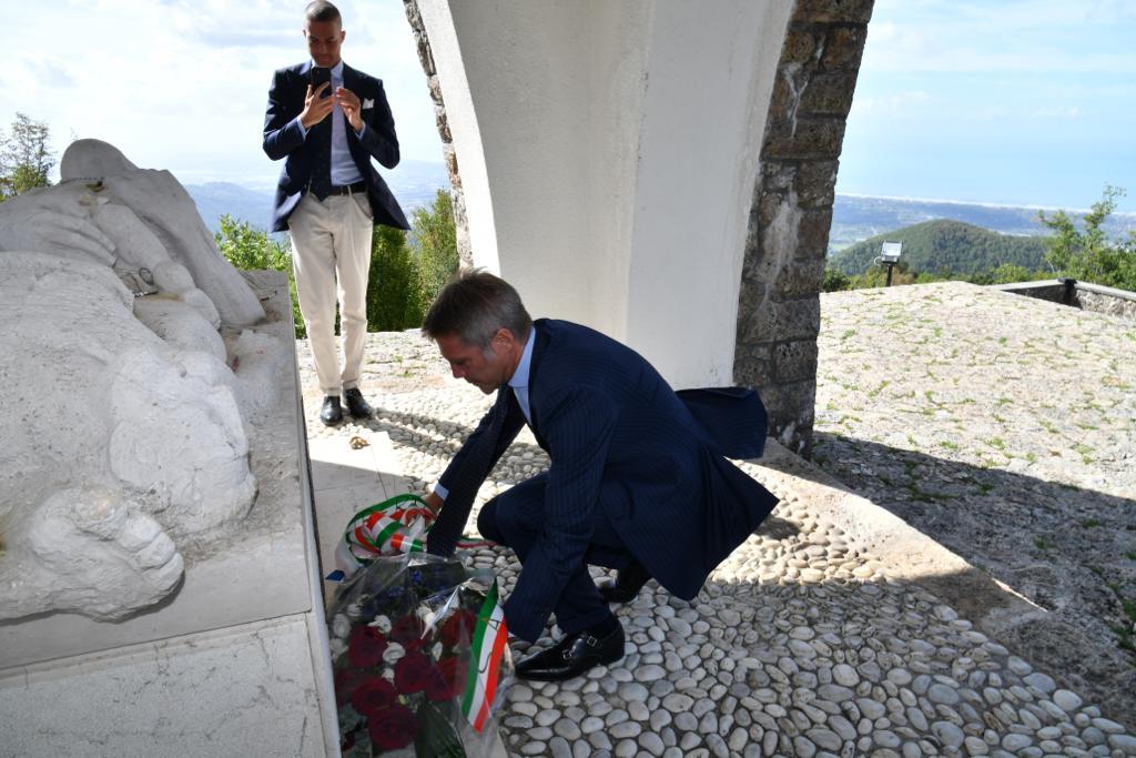 Emanuele Filiberto si inginocchia davanti ai morti dell’eccidio nazista di Sant'Anna