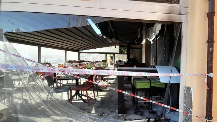 La veranda incendiata del pub "Il Grillo" 
