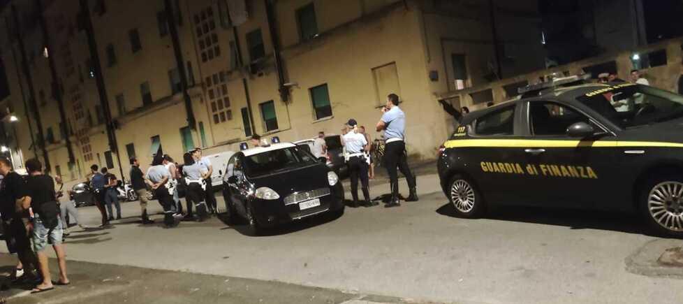 Le forze dell’ordine in via Bruno dopo l’esplosione della bomba carta
