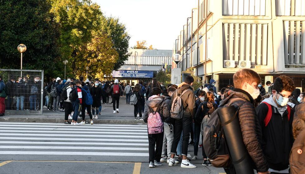 Studenti all’ingresso del Polo Fermi-Giorgi a San Filippo