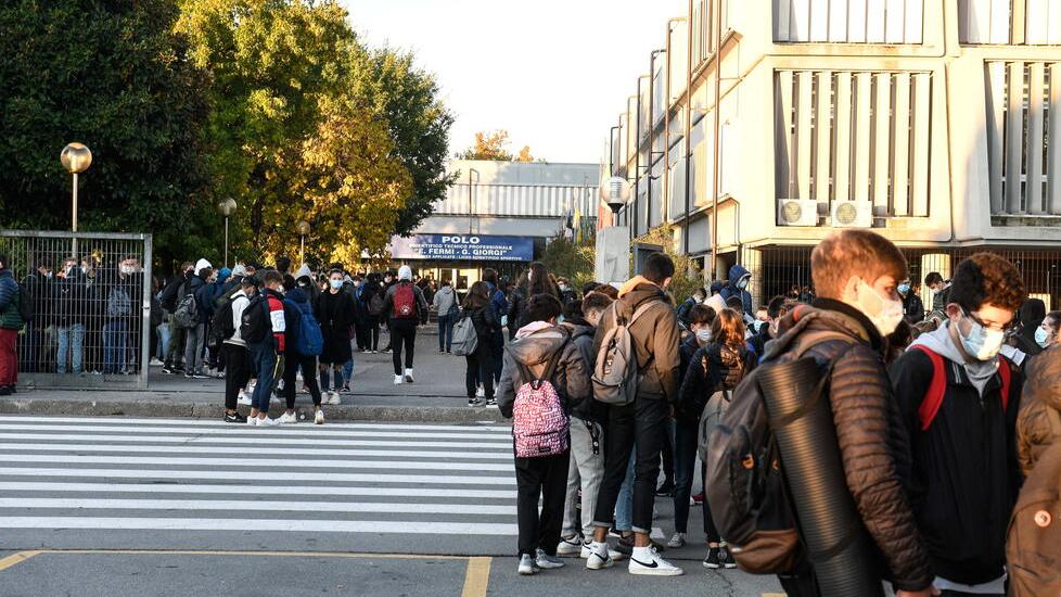 Studenti all’ingresso del Polo Fermi-Giorgi a San Filippo