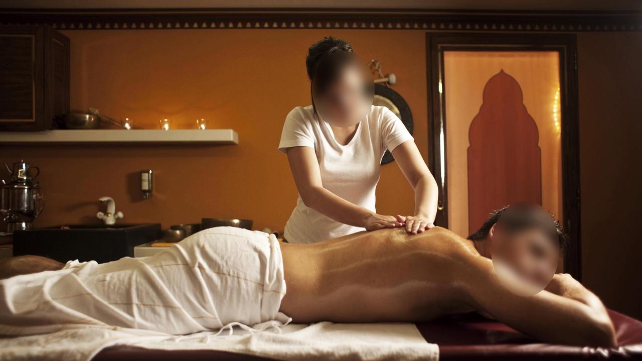 Offrono massaggi "irregolari" a un carabiniere in borghese, maxi multa al centro estetico