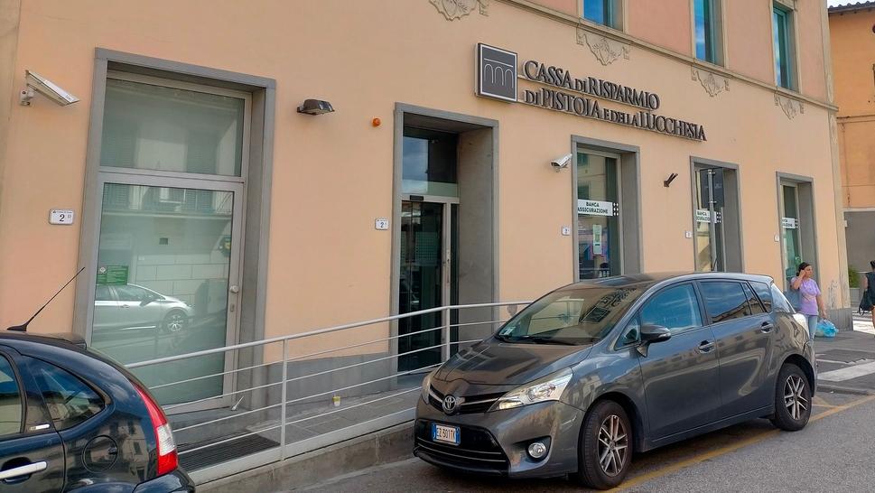 La filiale della Cassa di risparmio di Pistoia e Lucchesia di via IV Novembre sarà chiusa il 22 ottobre prossimo