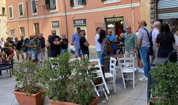 Tifosi in fila per l'acquisto del biglietto