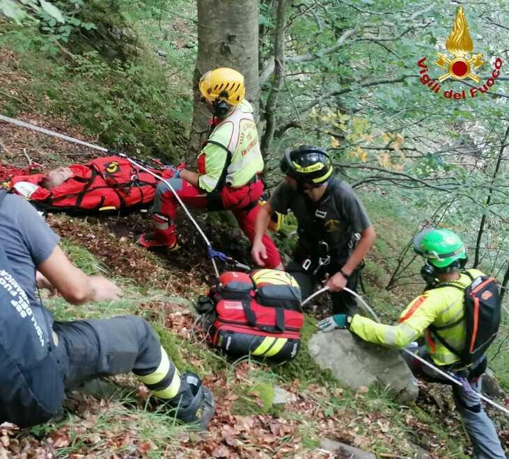 A destra uno degli ultimi interventi di recupero in montagna di fungaoli feriti da parte dei vigili del fuoco