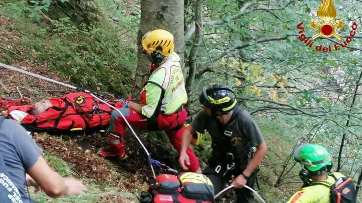 A destra uno degli ultimi interventi di recupero in montagna di fungaoli feriti da parte dei vigili del fuoco