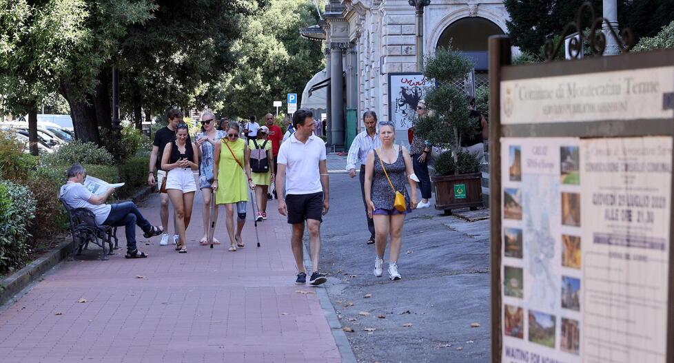 Alcuni  turisti passeggiano a Montecatini