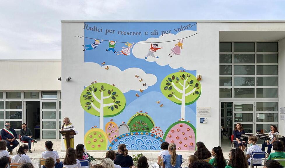 La scuola elementare Guerrazzi di Cecina durante una manifestazione: è uno degli edifici inseriti nel piani di efficientamento energetico (Foto Falorni)