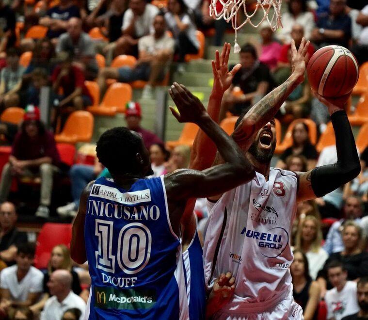 Tommaso Fantoni al tiro da sotto contro Diouf (foto Silvi)