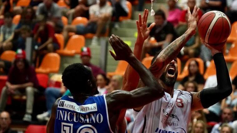 Tommaso Fantoni al tiro da sotto contro Diouf (foto Silvi)