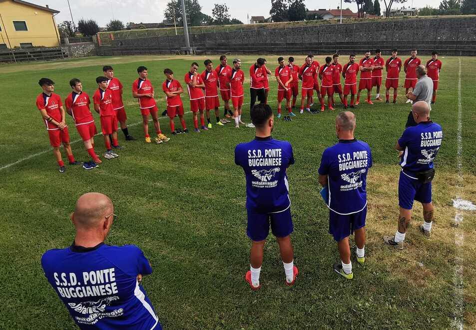 I calciatori del Ponte Buggianese impegnati in una seduta di allenamento