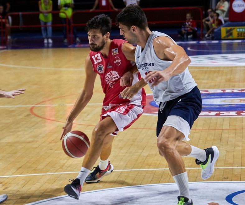 Un'azione di gioco del derby