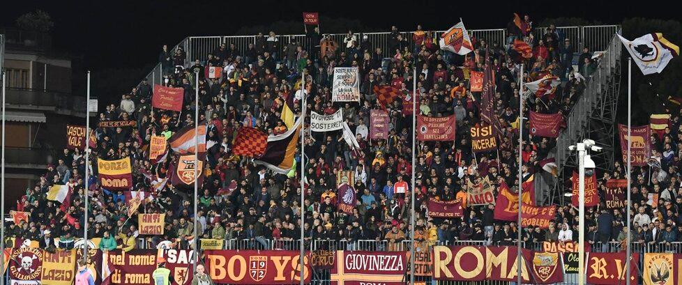 I tifosi della Roma in curva sud al Castellani