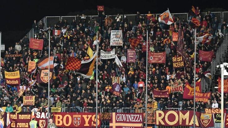 I tifosi della Roma in curva sud al Castellani