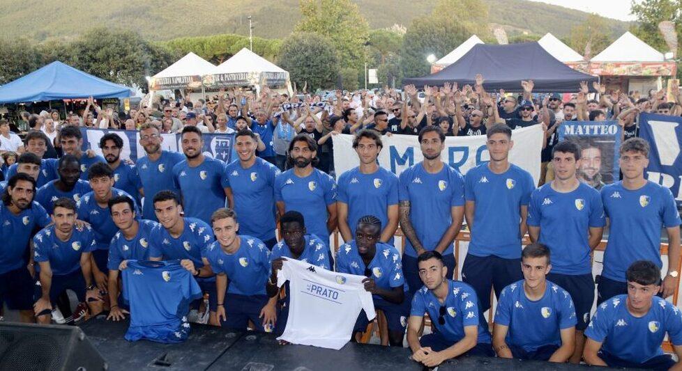 La squadra davanti ai tanti tifosi che ieri pomeriggio si sono riuniti in piazza del Mercato Nuovo