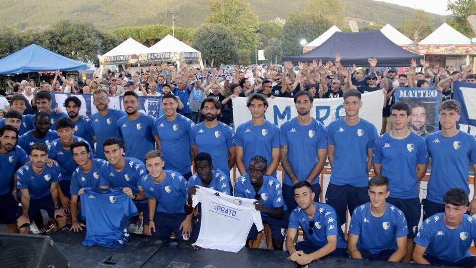 La squadra davanti ai tanti tifosi che ieri pomeriggio si sono riuniti in piazza del Mercato Nuovo