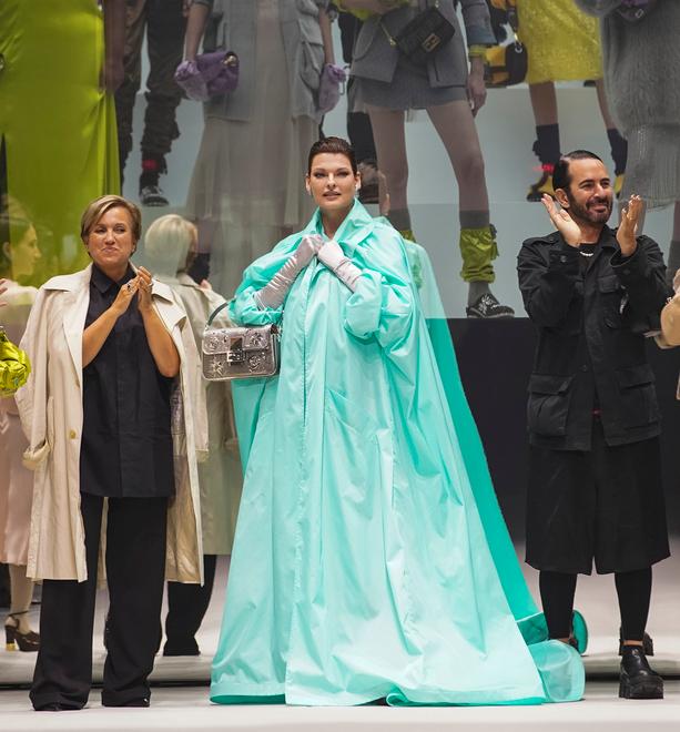 Da sinistra Silvia Venturini Fendi, Linda Evangelista e Marc Jacobs al termine della sfilata