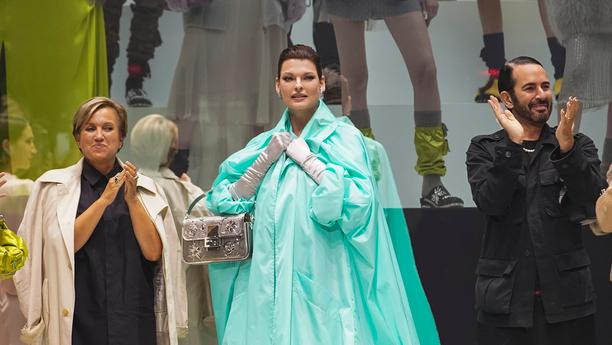 Da sinistra Silvia Venturini Fendi, Linda Evangelista e Marc Jacobs al termine della sfilata