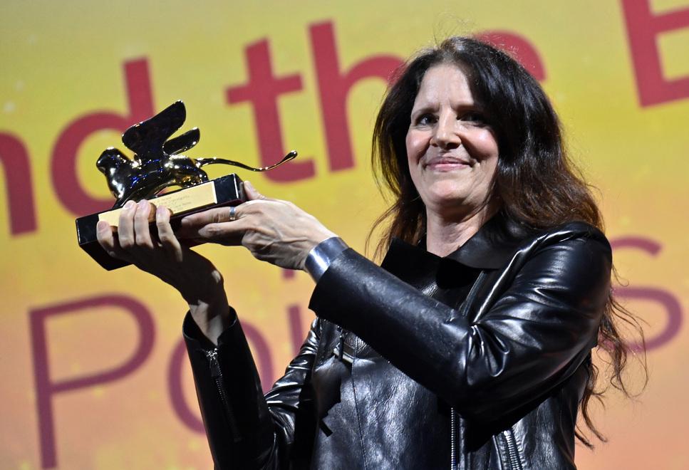 Nella foto  la regista Laura Poitras, vincitrice della 79ª edizione della Mostra del cinema di Venezia